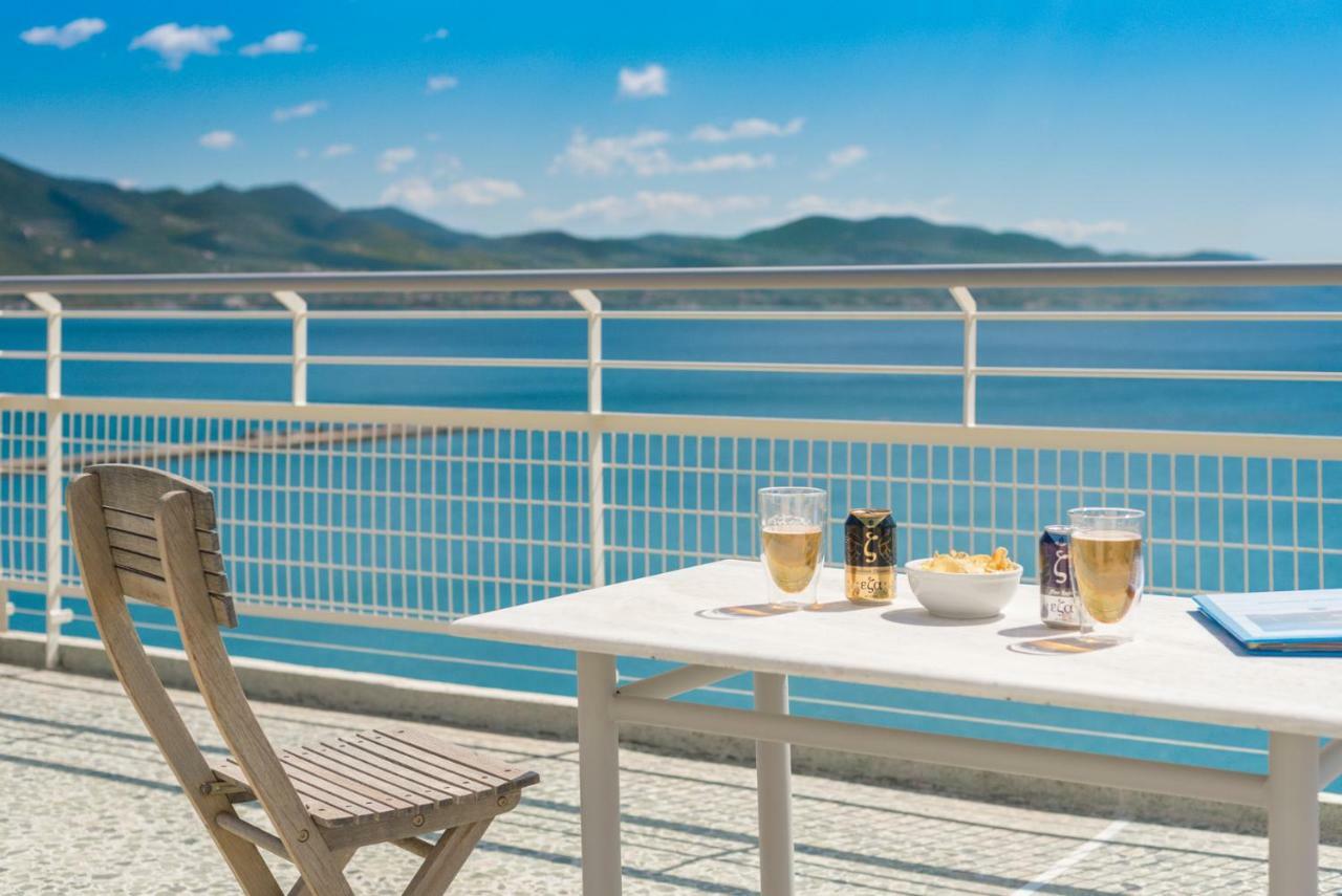 칼라마타 Seafront Penthouse Leo 아파트 외부 사진