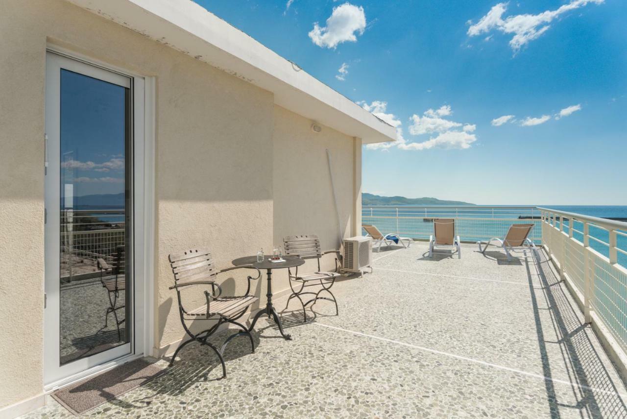 칼라마타 Seafront Penthouse Leo 아파트 외부 사진